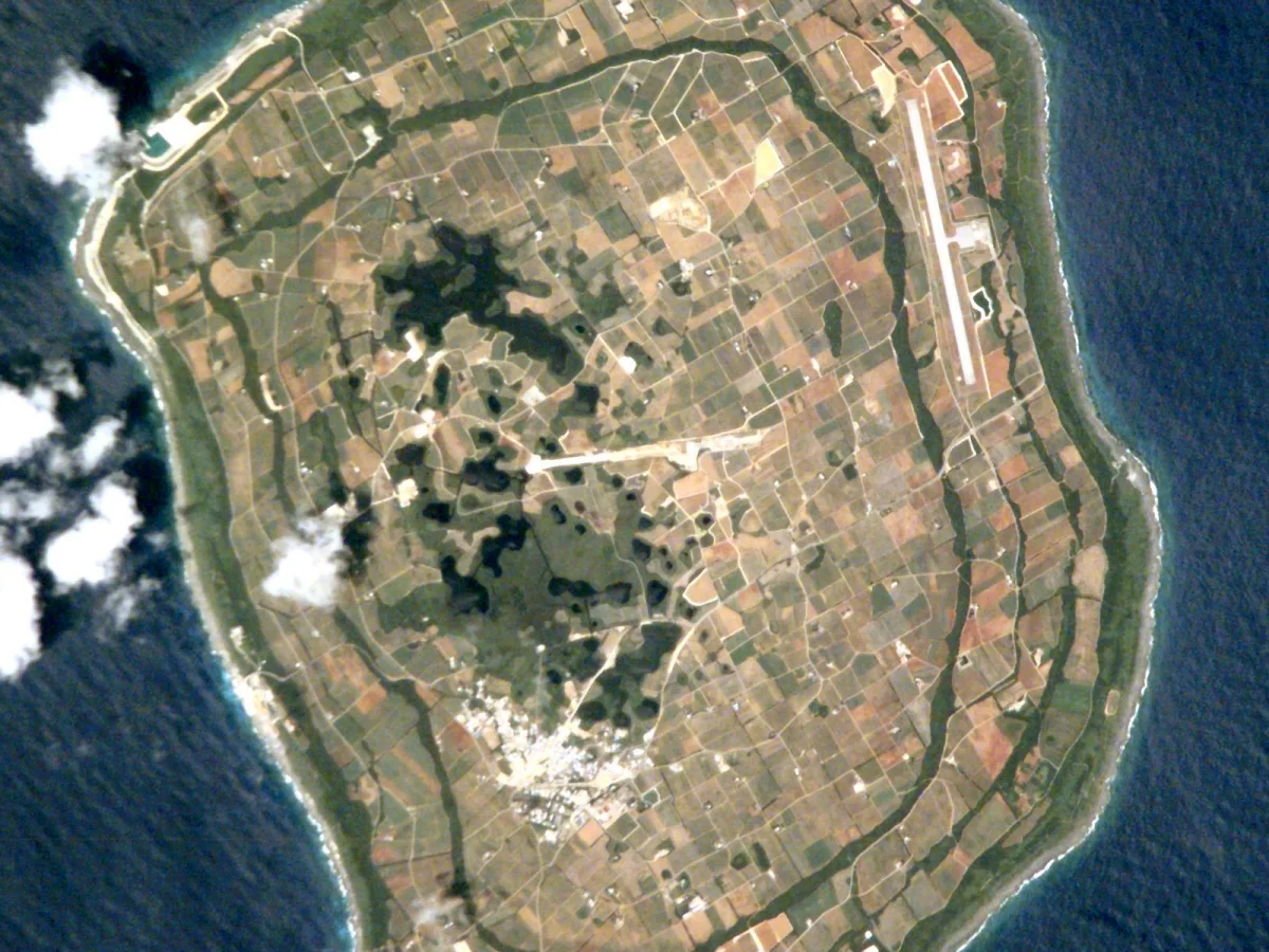 宇宙から撮影された沖縄県南大東村の南大東島