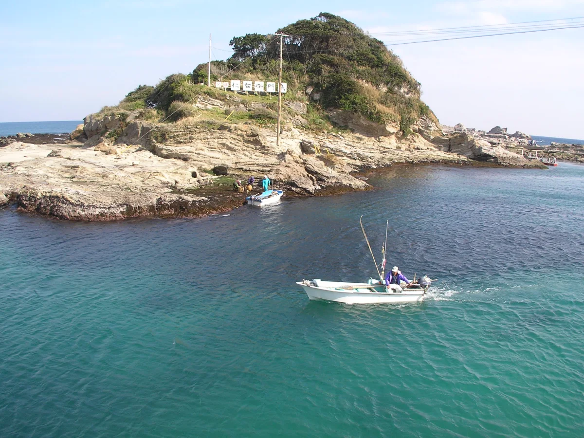 千葉県鴨川市 太海港から見た仁右衛門島