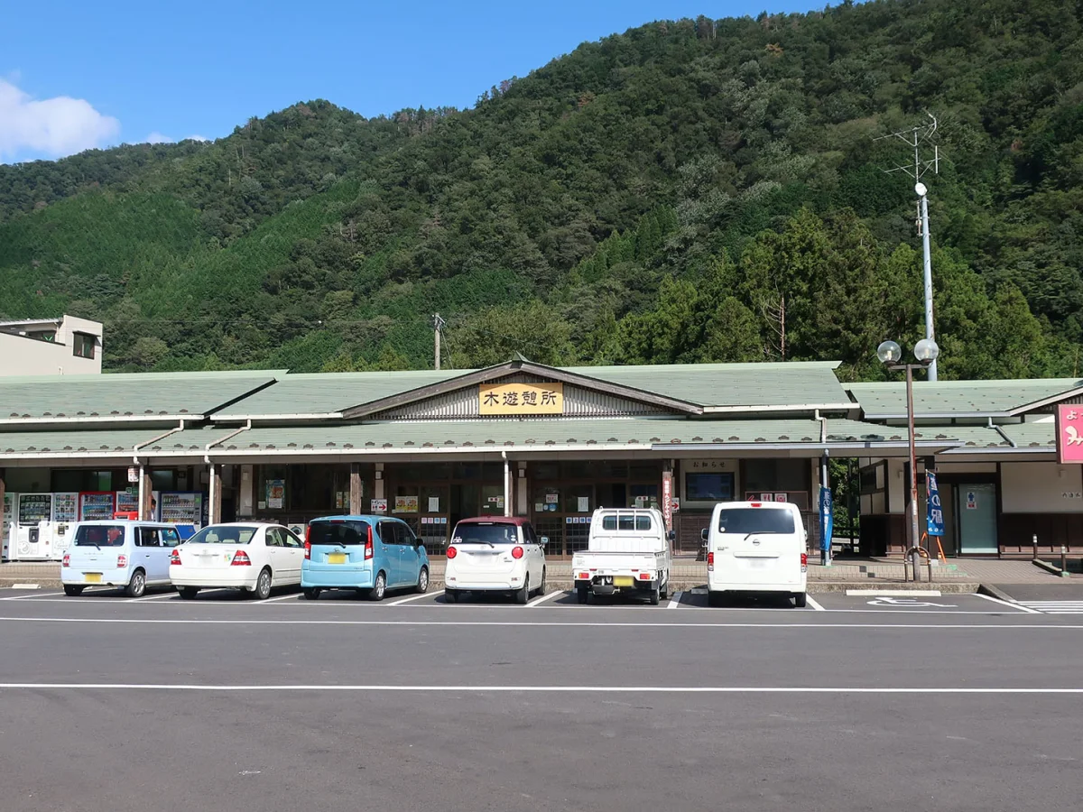 山を背景にした道の駅 美並の施設外観と駐車場