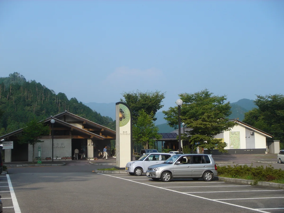 山あいに建つ道の駅 ラステンほらどの施設外観と駐車場