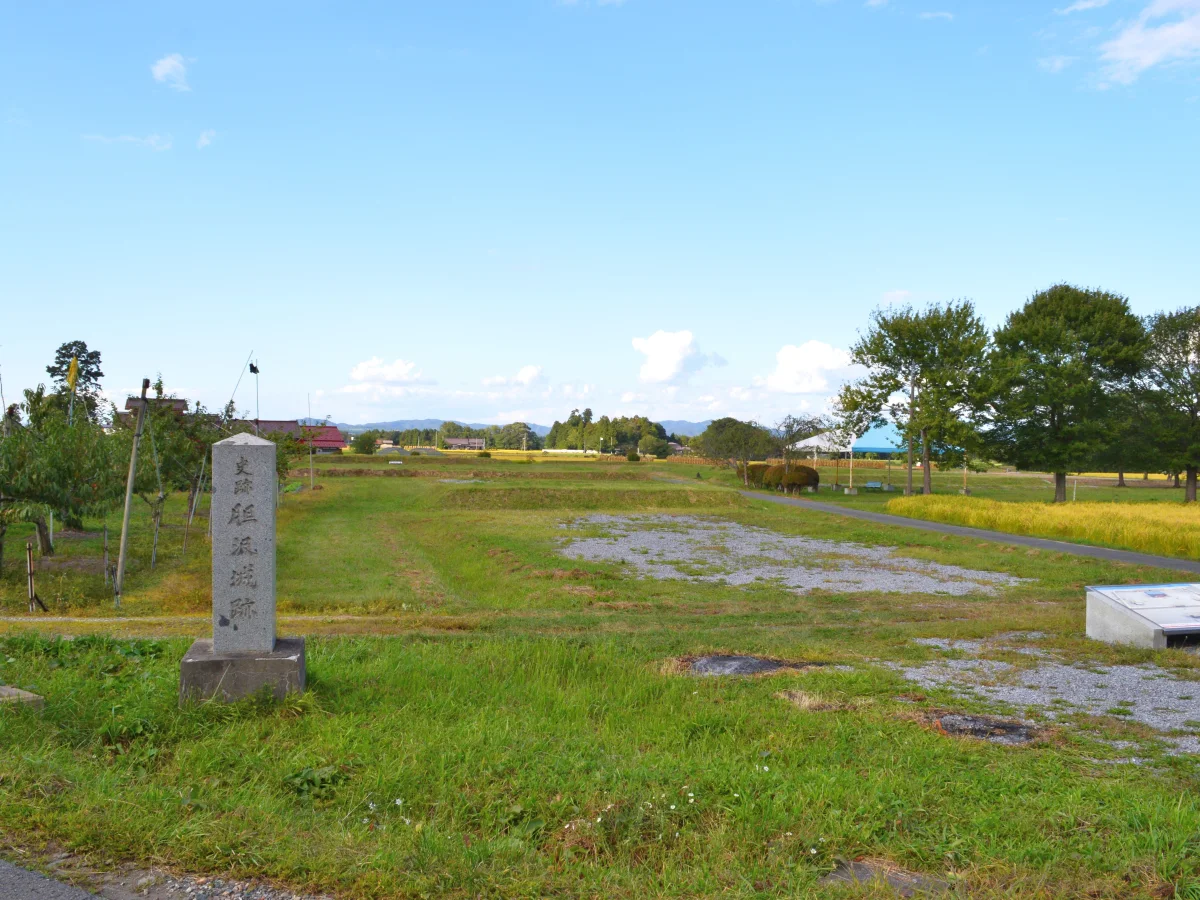 胆沢城跡を政庁前門から望む全景