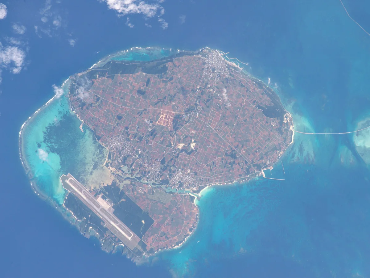 宇宙から撮影された沖縄県宮古島市の伊良部島と下地島