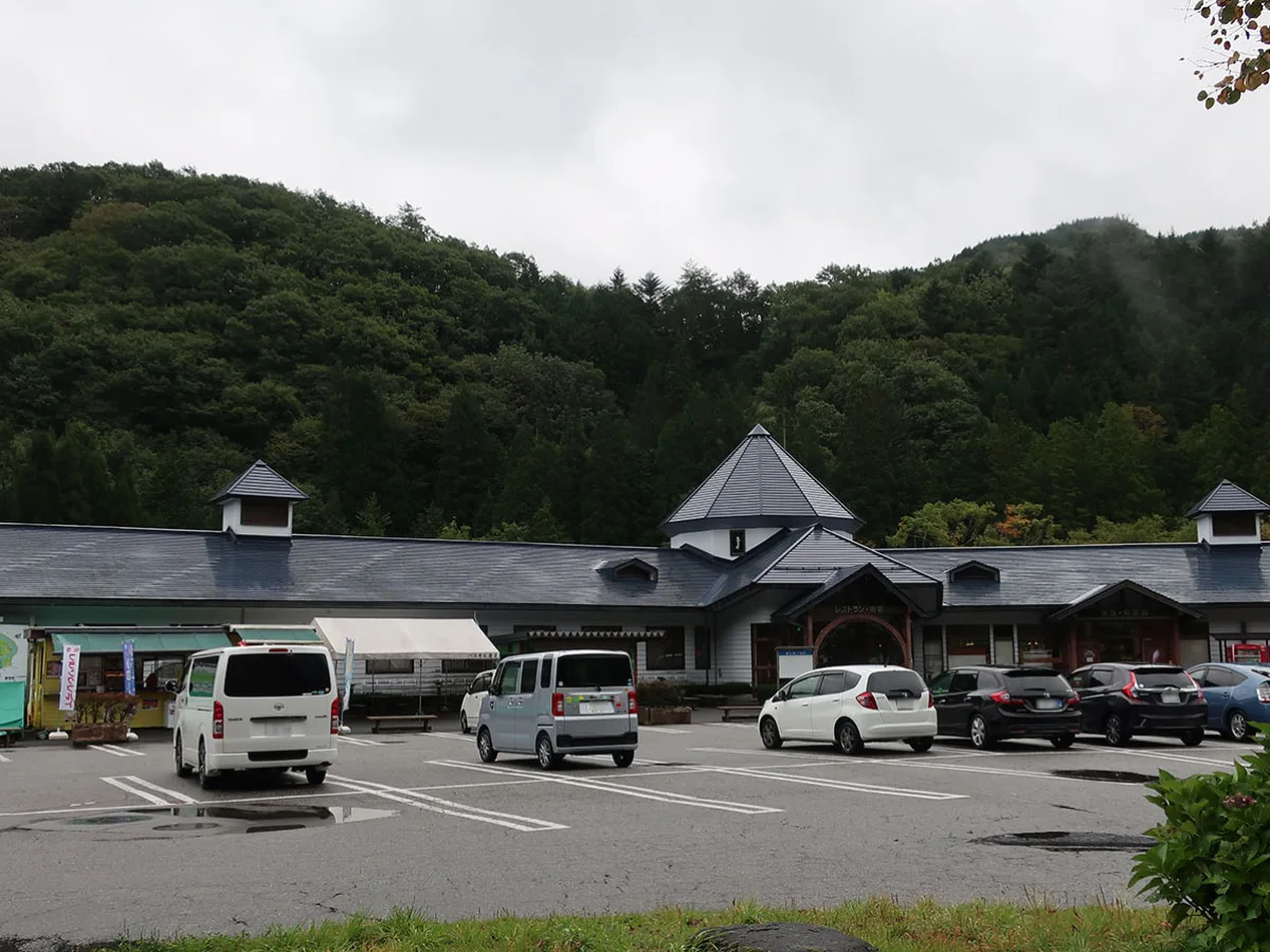 山林を背景にした道の駅 パスカル清見の施設外観と駐車場