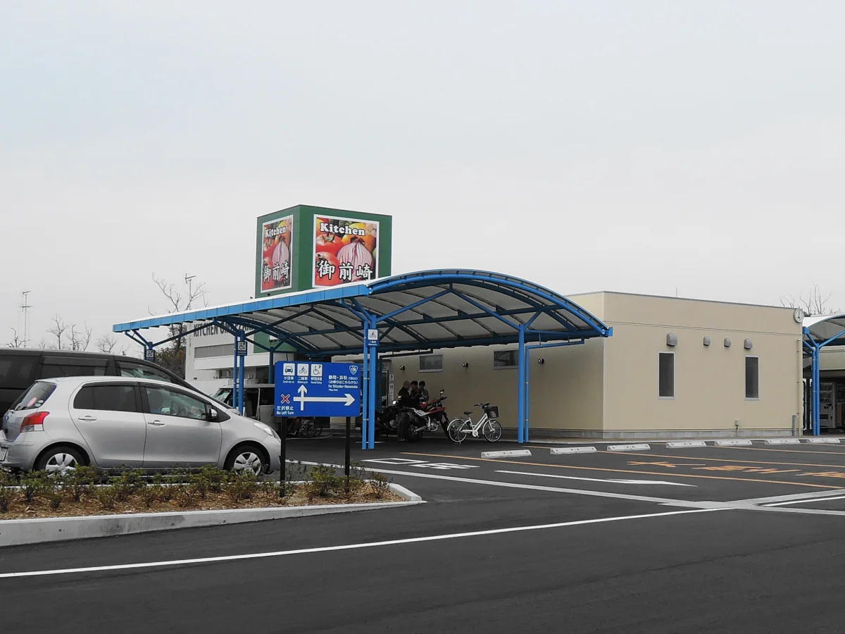 駐車場側から見た道の駅風のマルシェ御前崎の施設外観