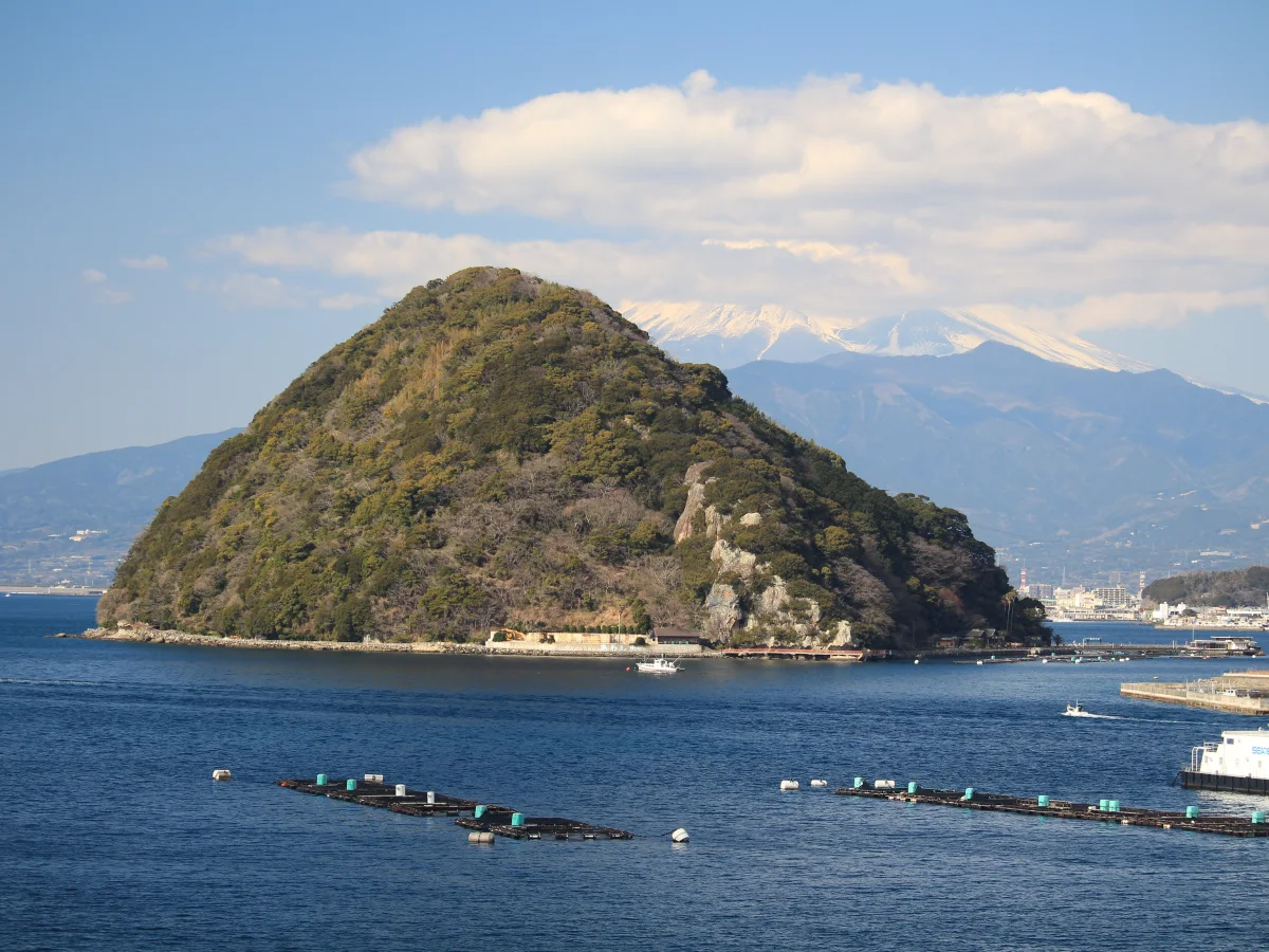 静岡県沼津市 内浦湾から望む淡島と富士山
