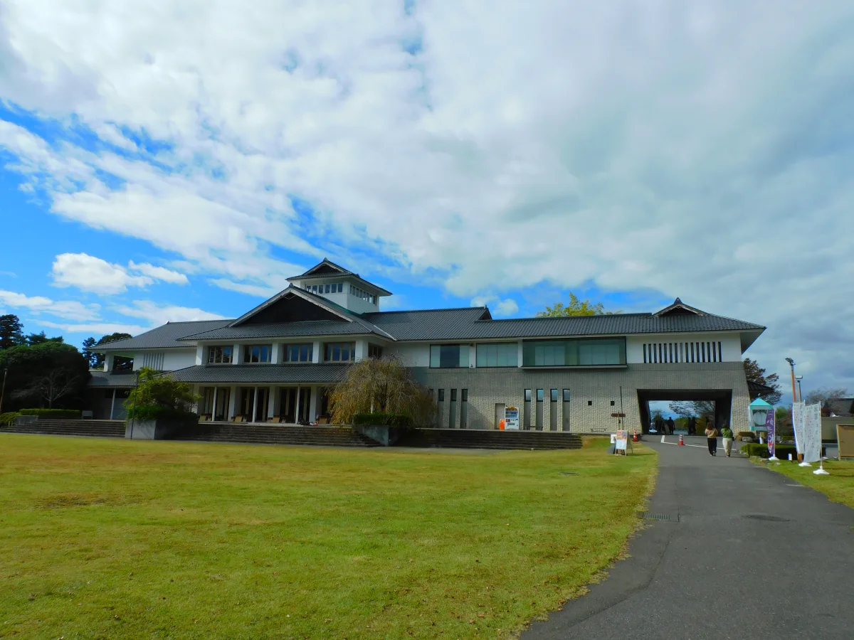 栃木県高根沢町の道の駅たかねざわ 元気あっぷむらの本館外観