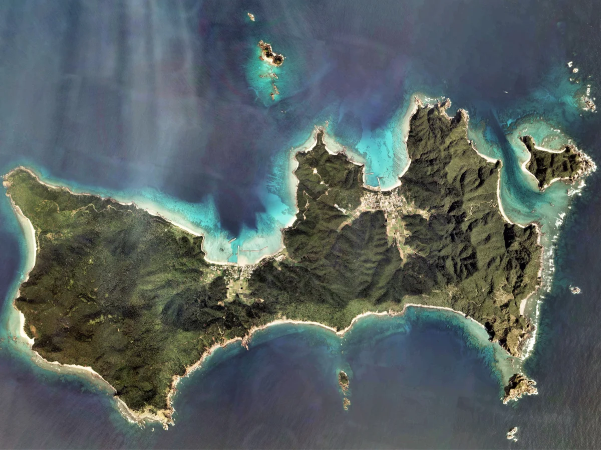 鹿児島県瀬戸内町の請島の空中写真