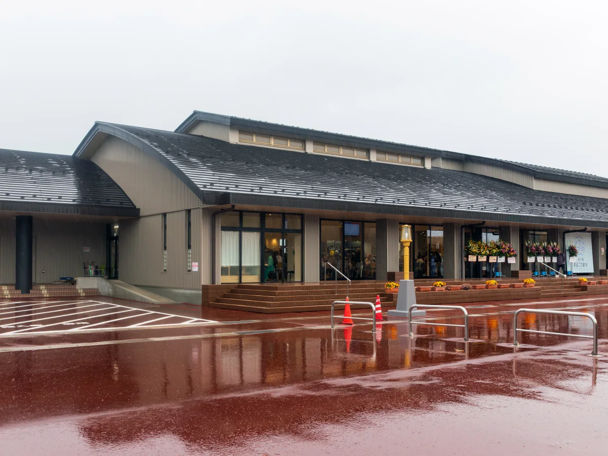 富山県射水市にある道の駅まるごと射水の施設外観