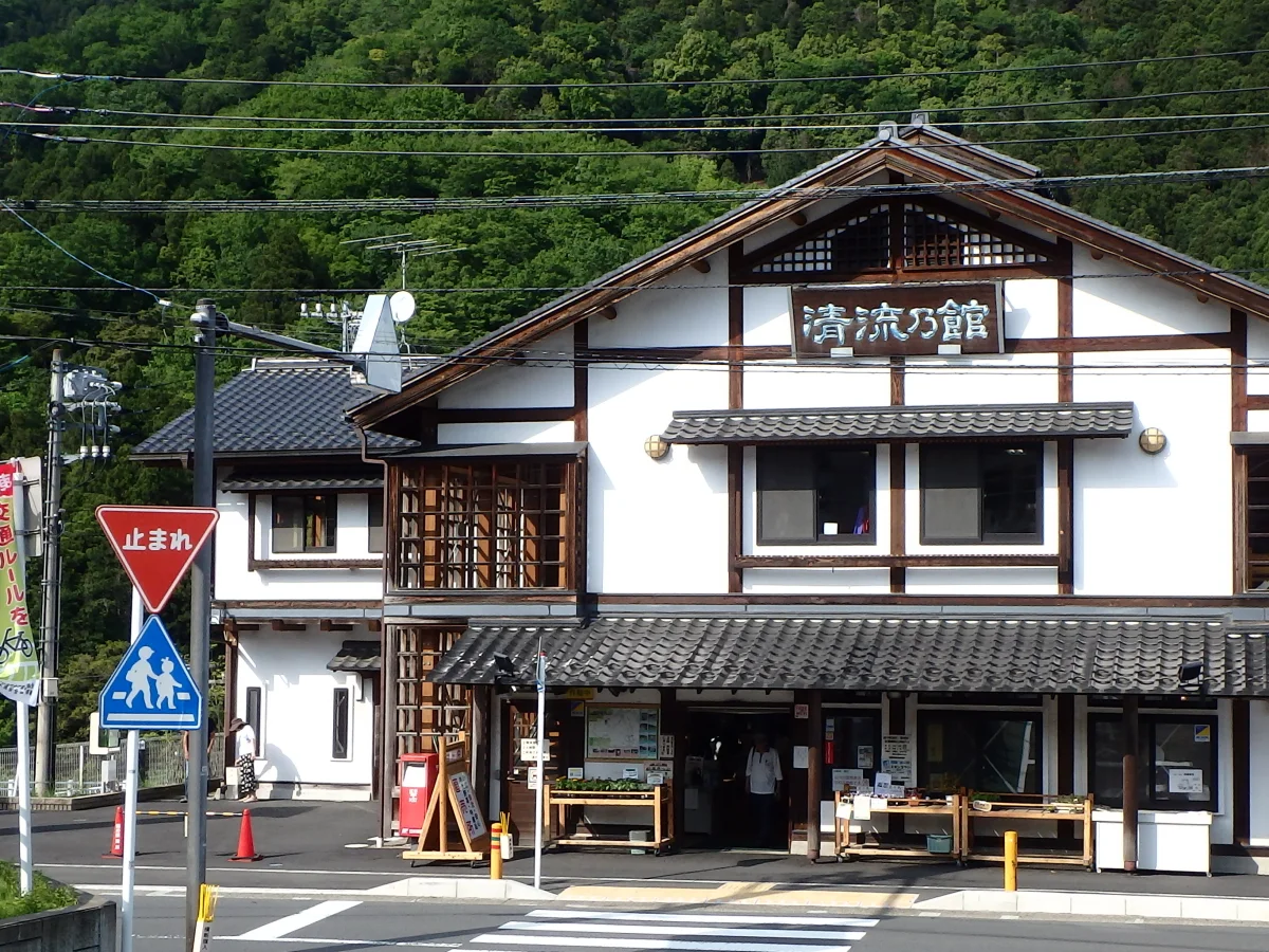 山を背景に建つ道の駅清川の施設外観