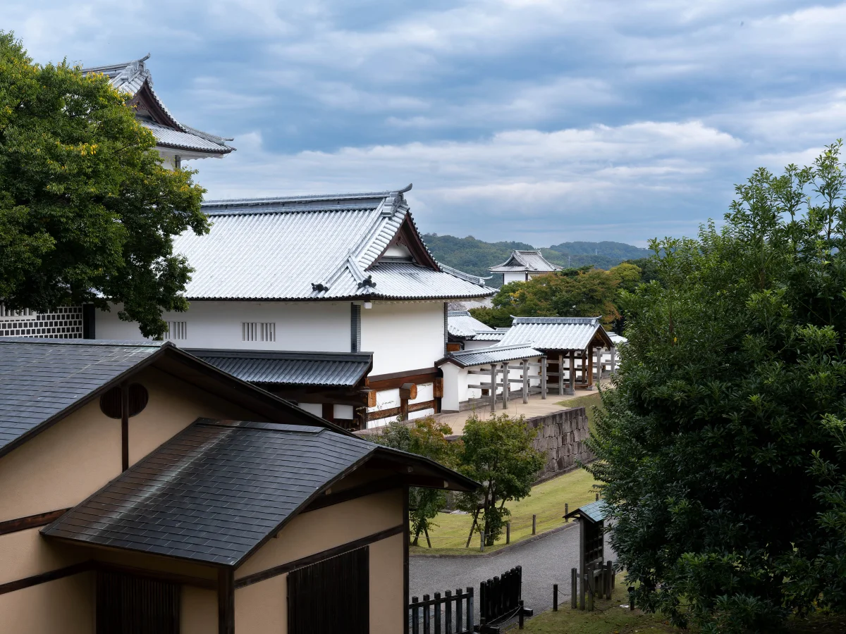 石川県金沢市の金沢城。城郭建造物と石垣