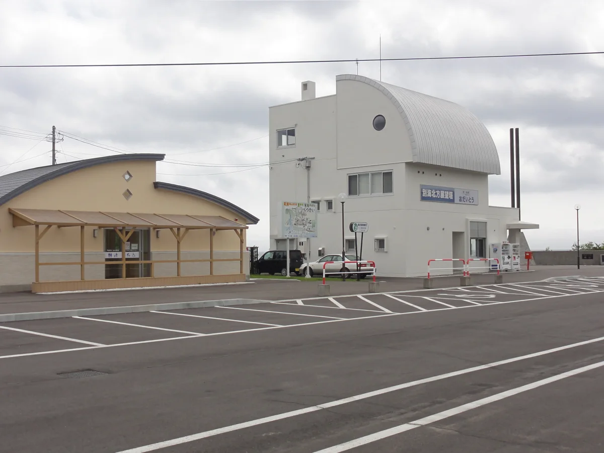 北海道別海町にある道の駅おだいとうと別海北方展望塔の施設外観