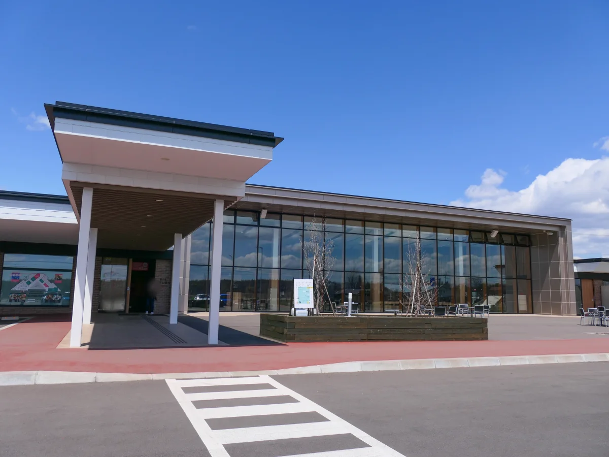 北海道上士幌町にある道の駅かみしほろの施設入口