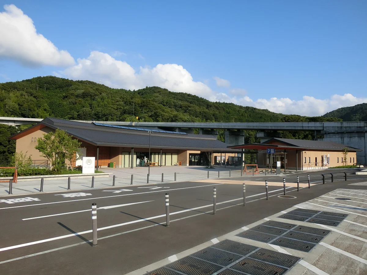 駐車場越しに見た道の駅伊豆月ケ瀬の施設外観