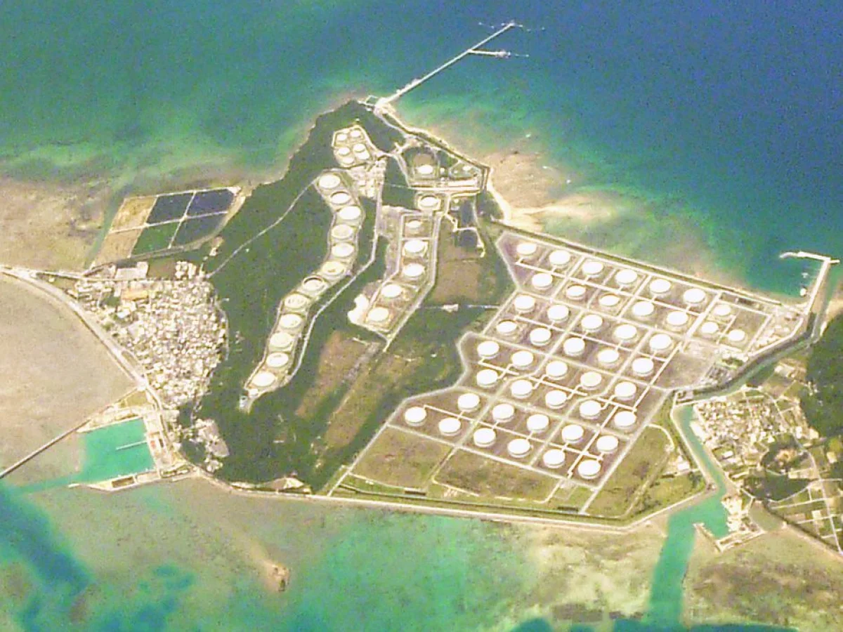 沖縄県うるま市 平安座島の航空写真