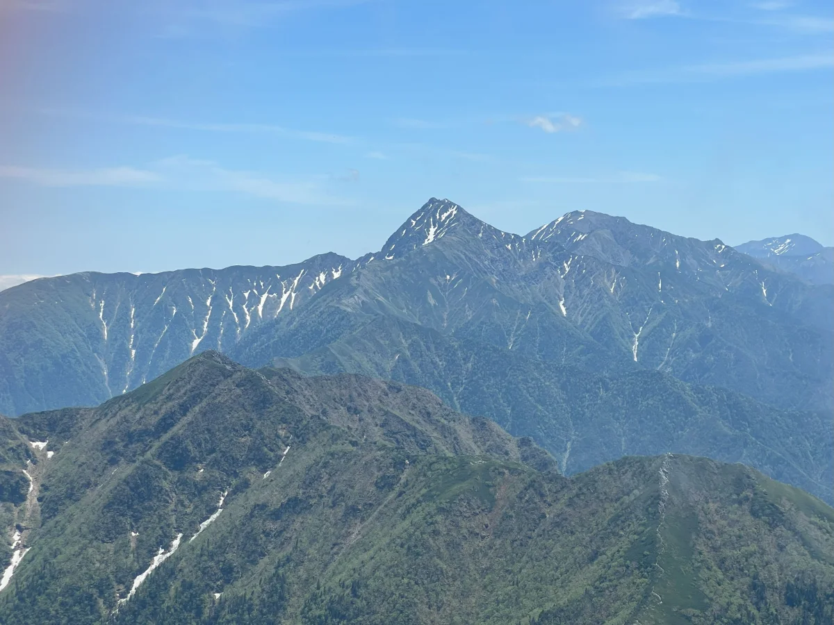 甲斐駒ヶ岳方面から望む北岳