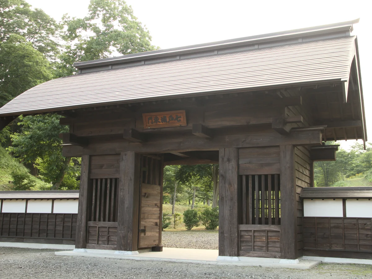 復元された七戸城東門