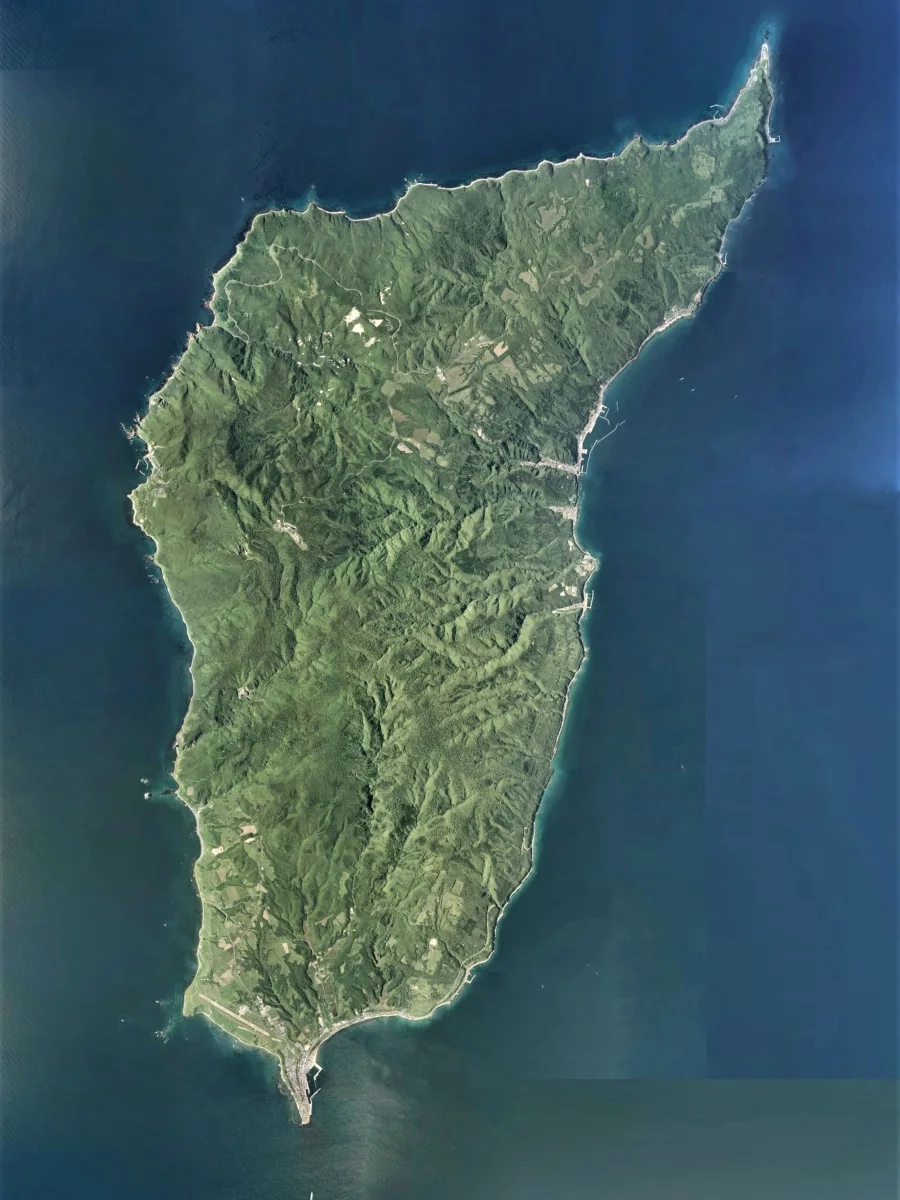 北海道奥尻郡奥尻町・奥尻島の2017年空中写真。島全体を上空から見る
