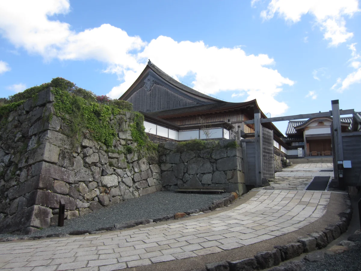 篠山城のくろがね門と石垣