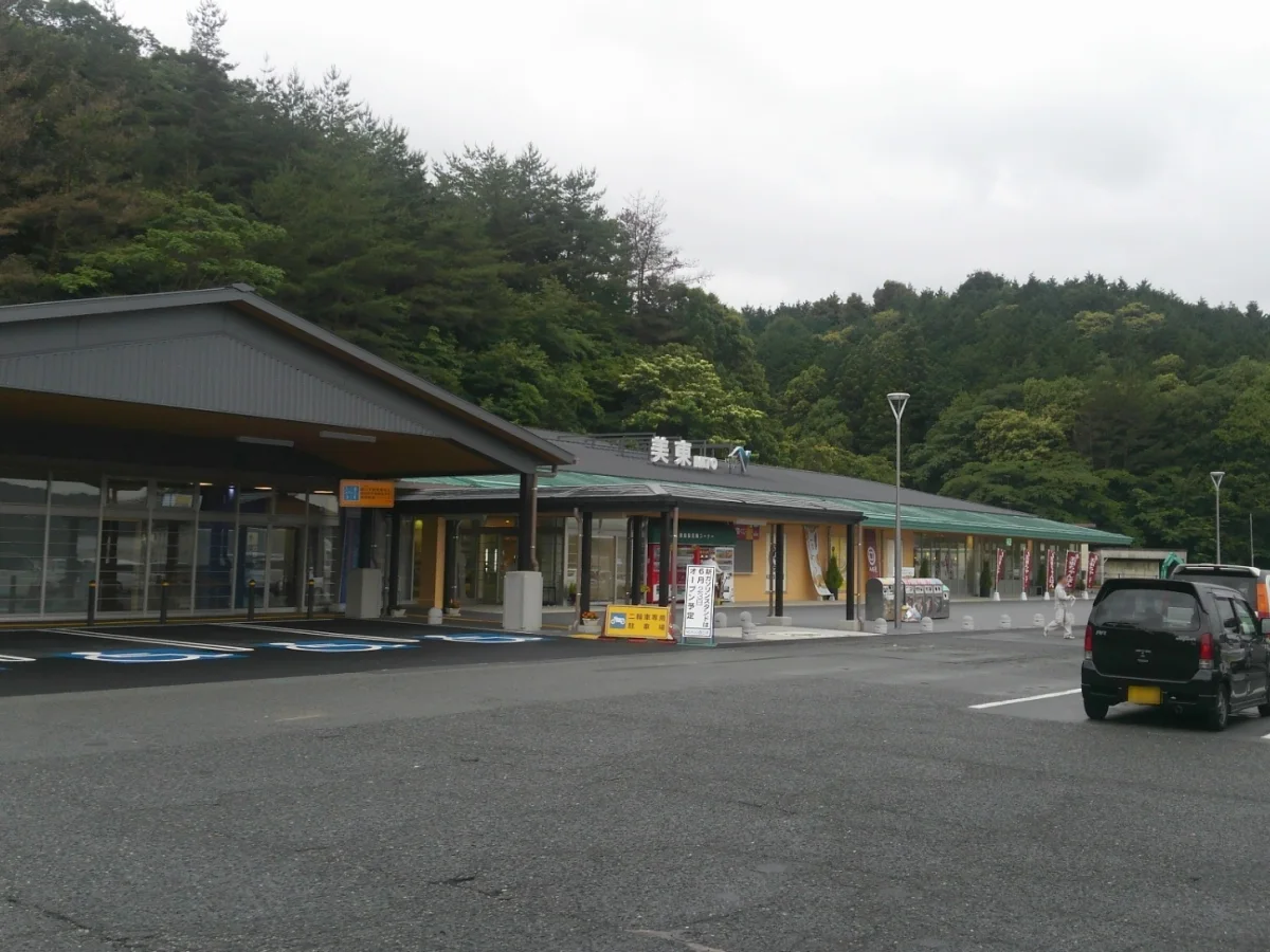 美東SA下りの施設外観