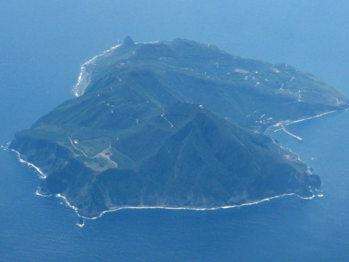 鹿児島県十島村の悪石島を西方上空から望む