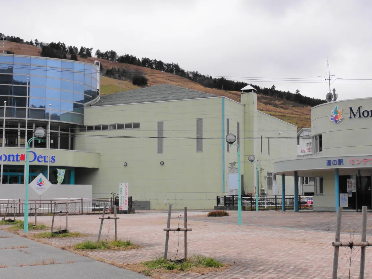 岐阜県高山市にある道の駅モンデウス飛騨位山の施設外観
