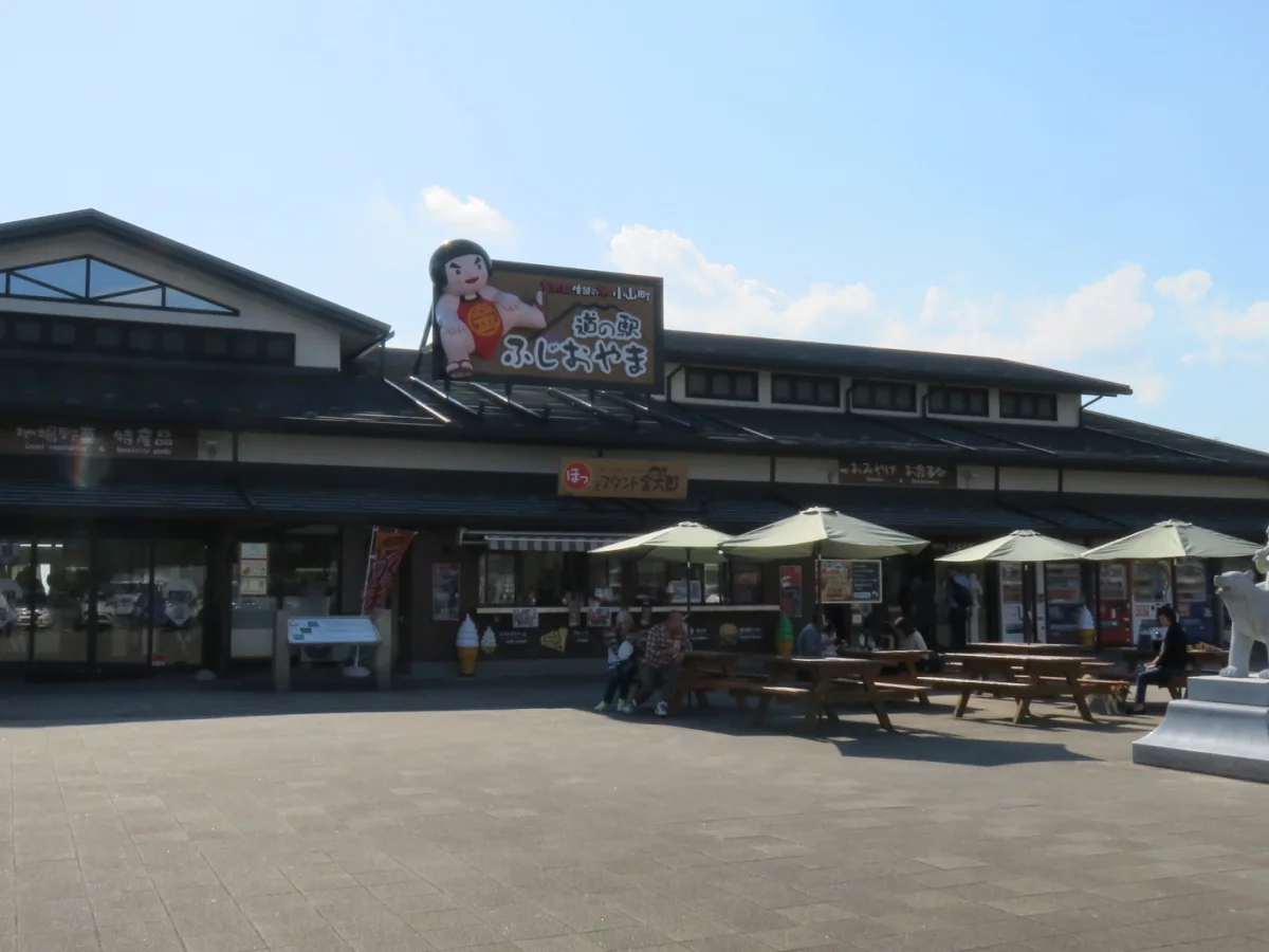 道の駅ふじおやまの施設外観と金太郎像