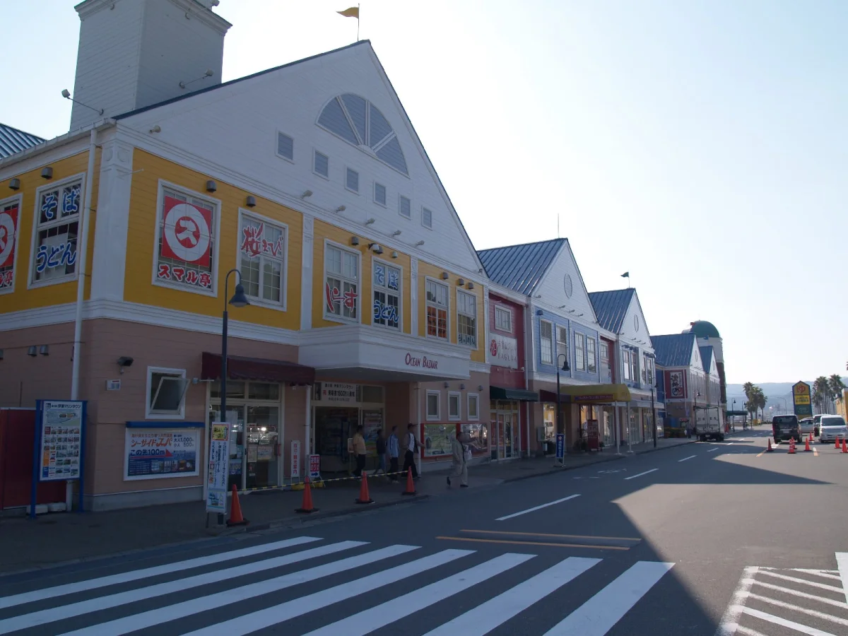 カラフルな建物が並ぶ道の駅伊東マリンタウンの施設外観