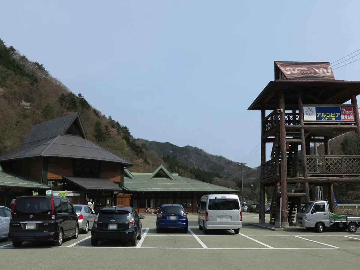 山あいに建つ道の駅 飛騨街道なぎさの施設外観と駐車場