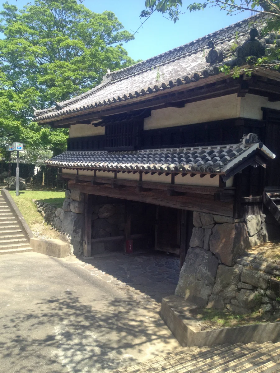 佐伯城の三の丸内部から見た三の丸櫓門