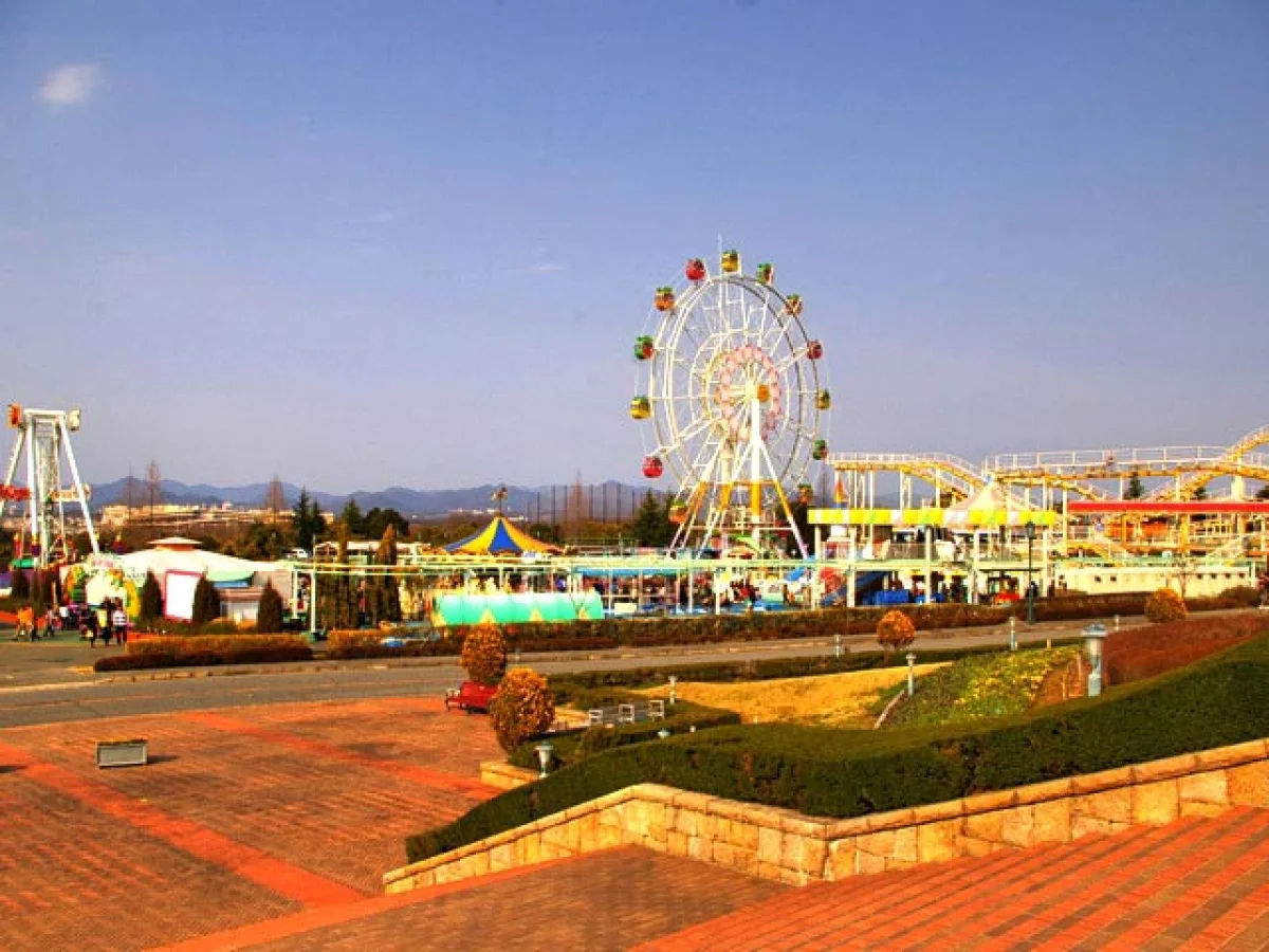 神戸フルーツ・フラワーパークの遊園地エリアと観覧車