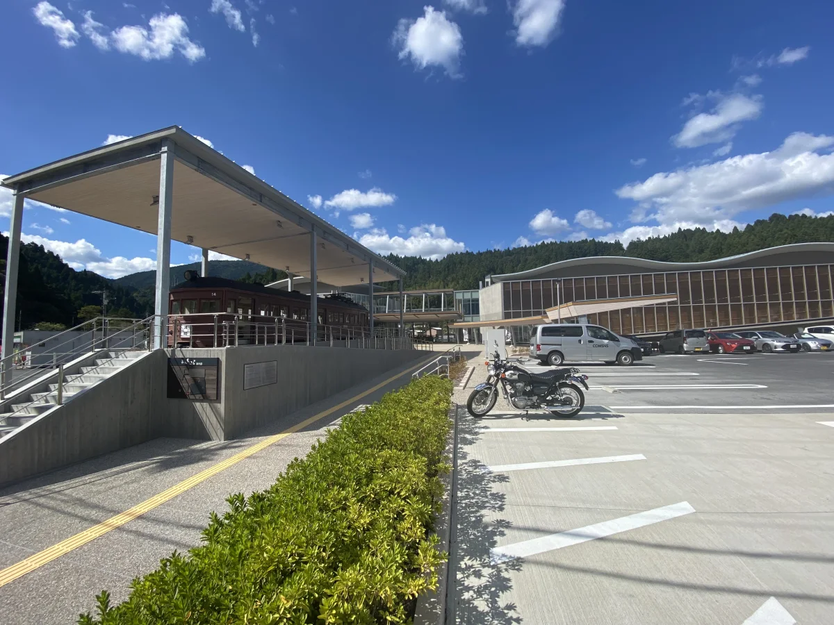 道の駅したらの施設外観と旧豊橋鉄道田口線の展示車両