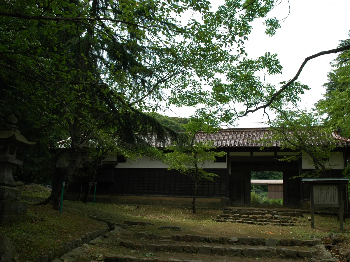 米子城跡の二の丸に移築された小原家長屋門