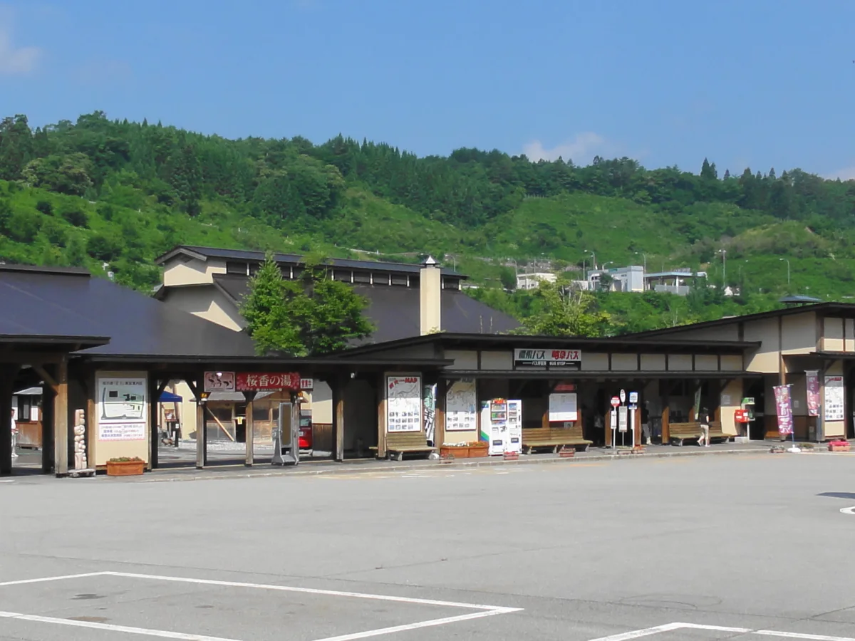 山あいに建つ道の駅 桜の郷荘川の施設外観と駐車場