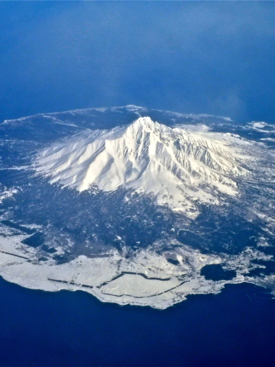 上空から見た北海道の利尻島と利尻山