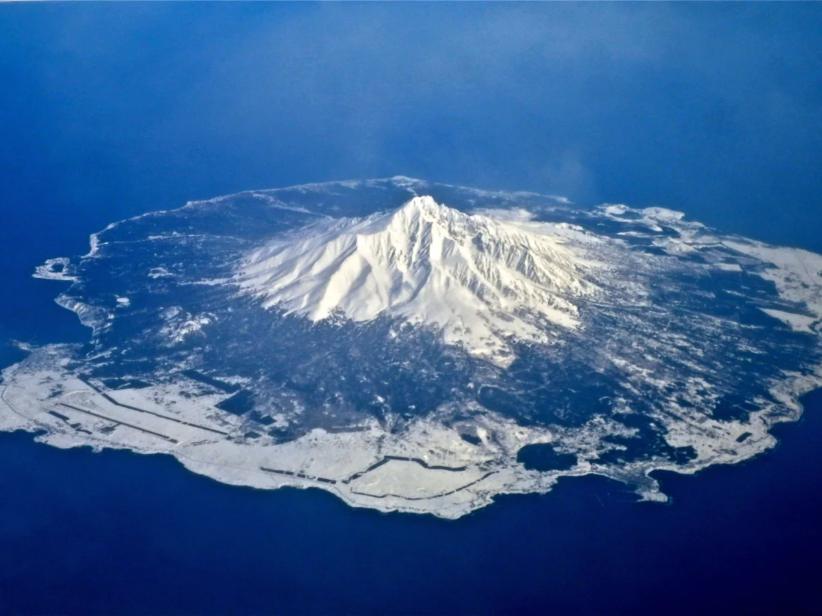上空から見た北海道の利尻島と利尻山