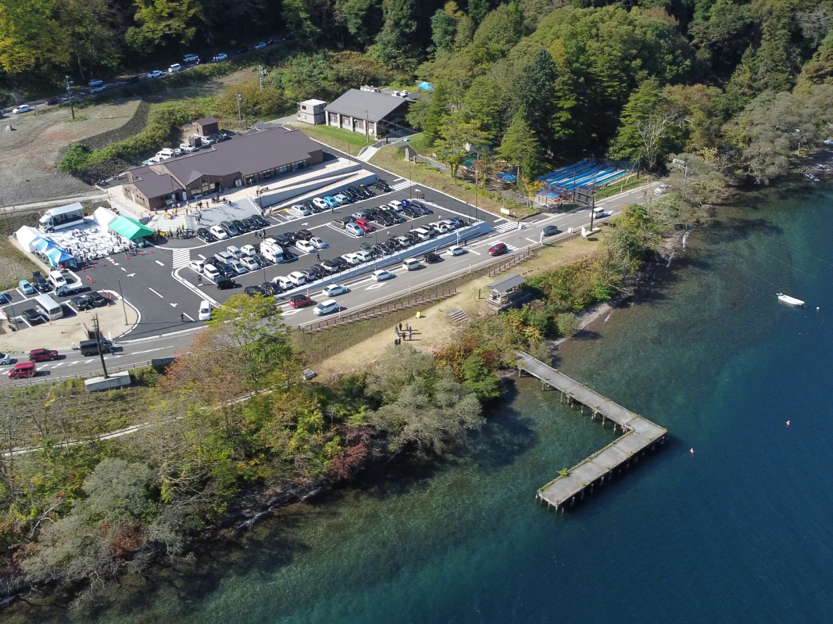 十和田湖畔にある道の駅十和田湖と和井内係留地を上空から望む景観