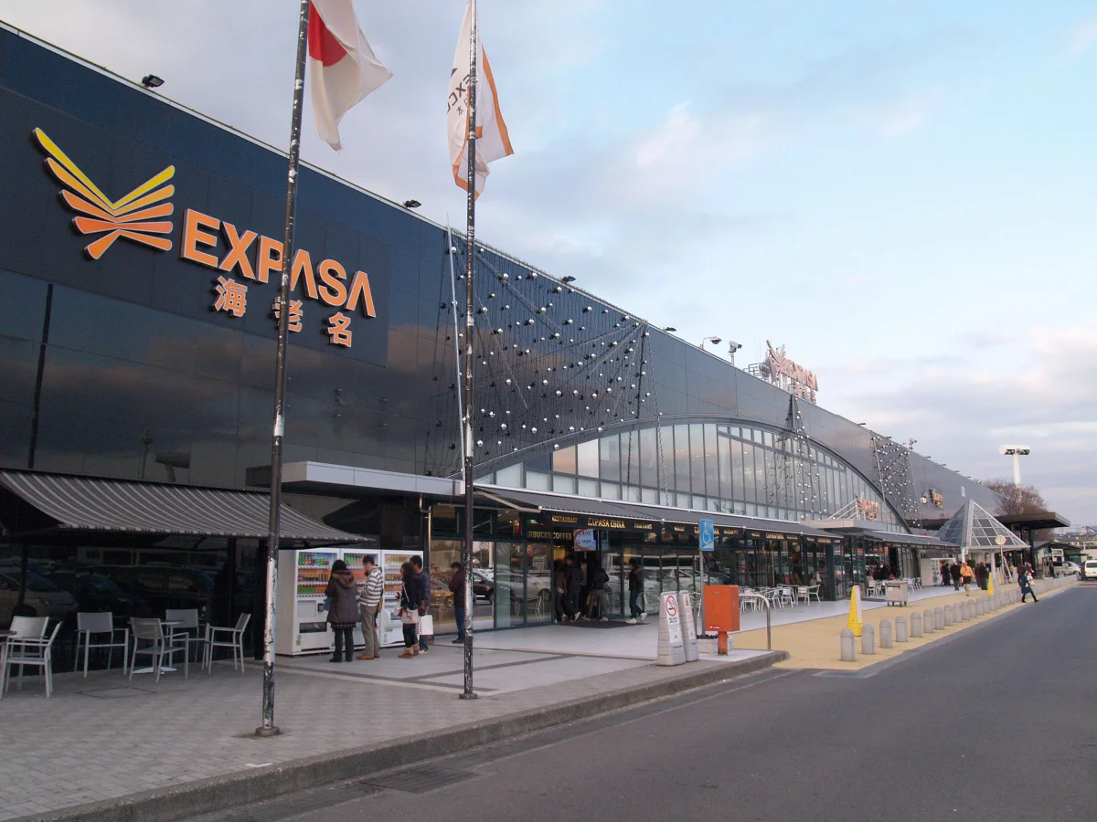 海老名SA上り線のEXPASA海老名施設外観