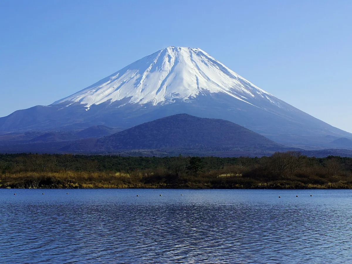 精進湖から望む富士山