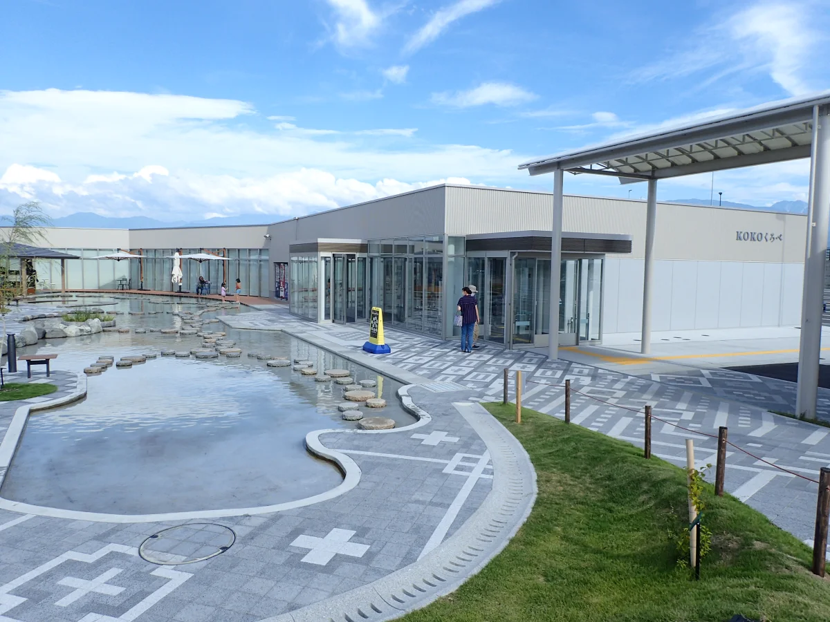 富山県黒部市にある道の駅KOKOくろべの建物と水辺空間