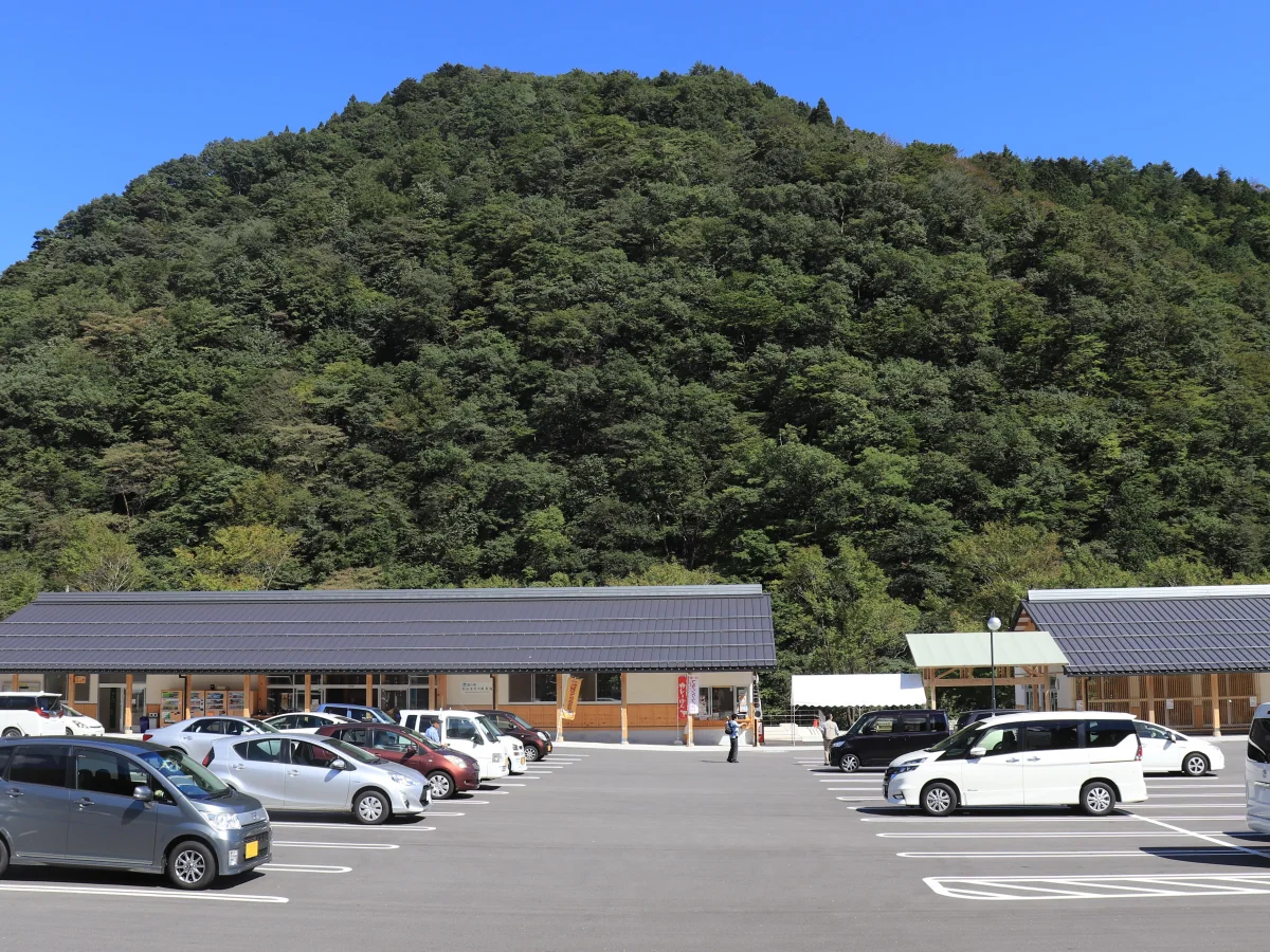 山を背景にした道の駅 白山文化の里長滝の施設外観と駐車場