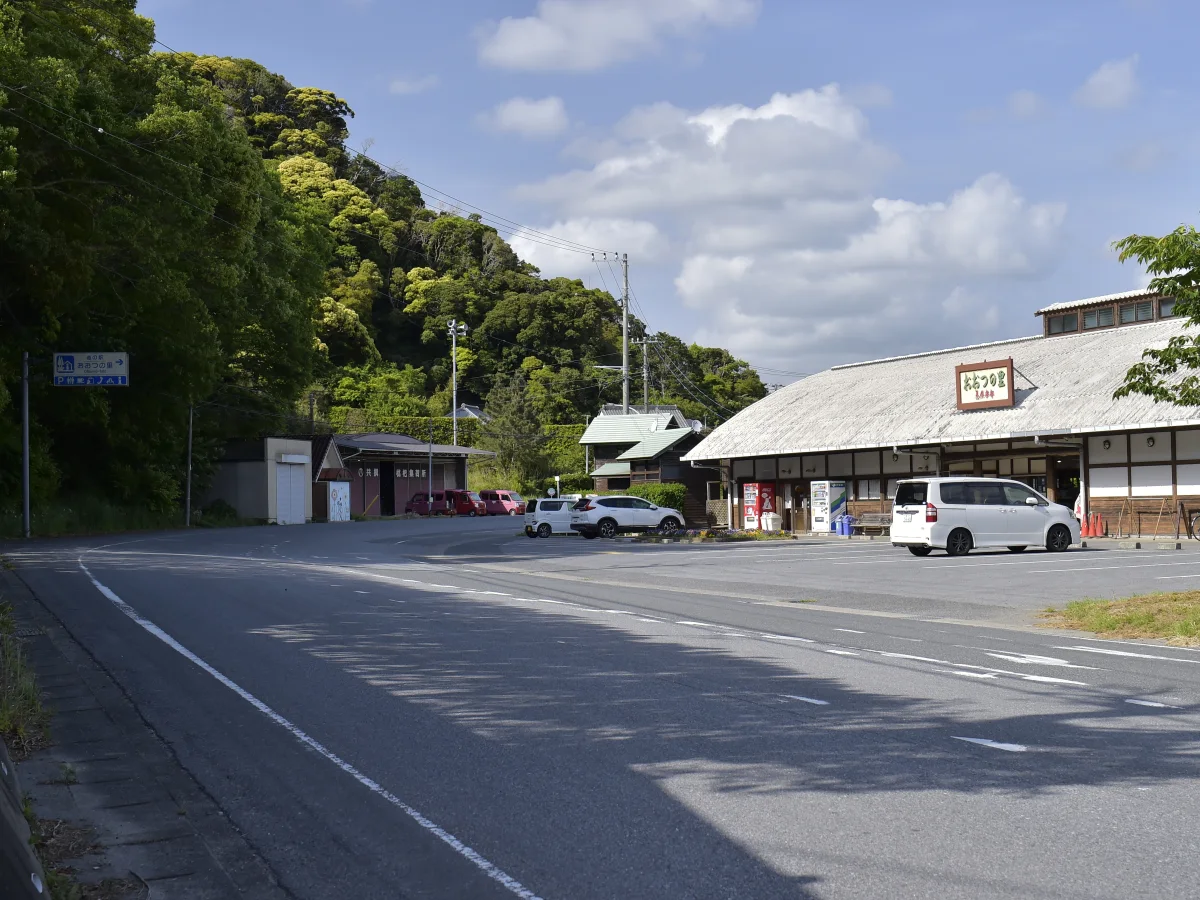 千葉県道185号犬掛館山線沿いにある道の駅おおつの里の外観