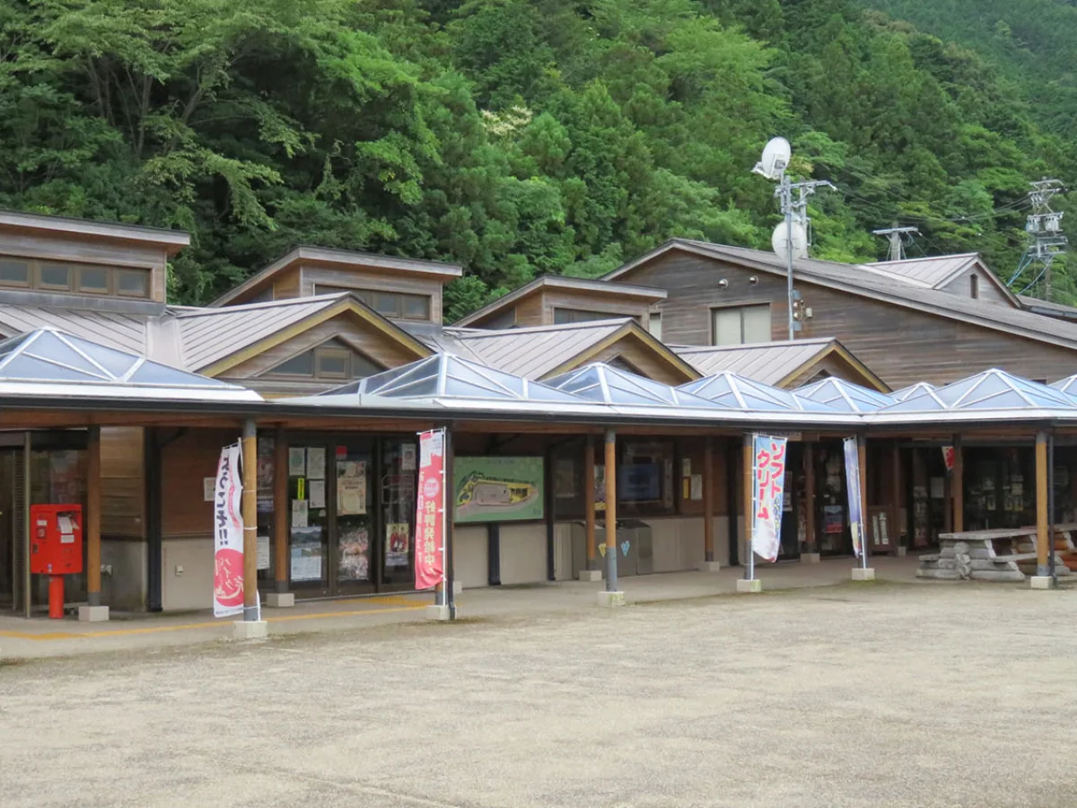 三重県紀北町にある道の駅海山の施設外観