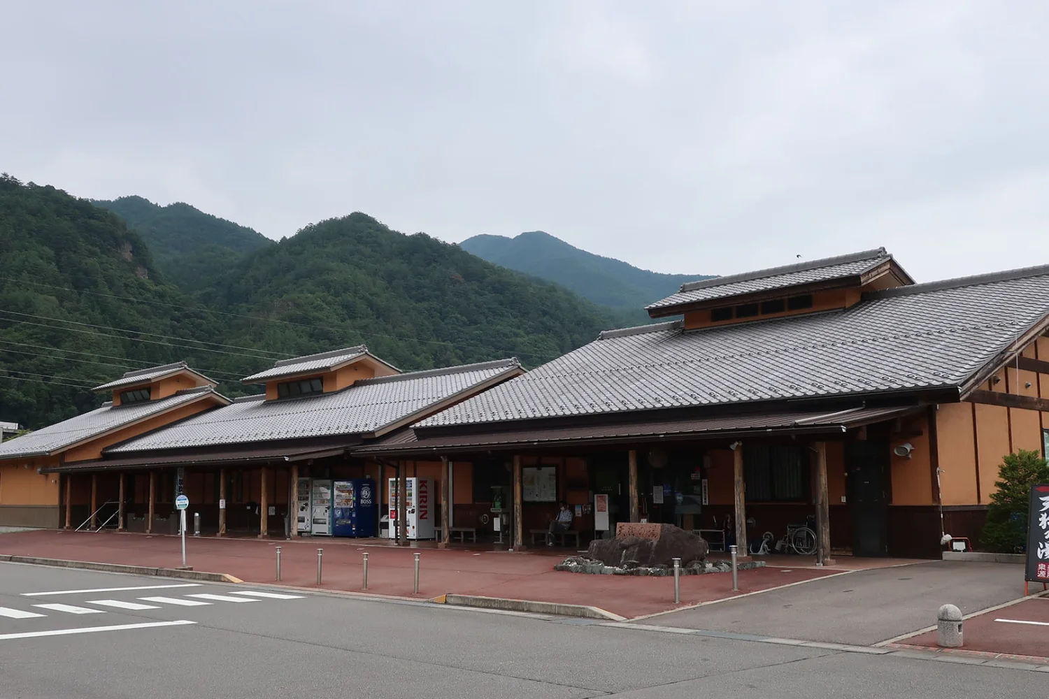 群馬県東吾妻町にある道の駅あがつま峡の施設外観