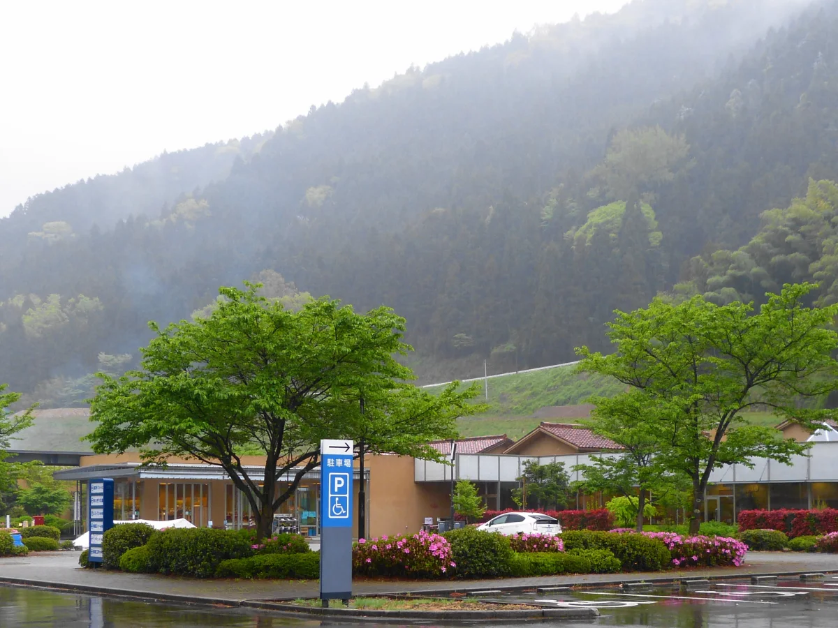 島根県津和野町にある道の駅津和野温泉なごみの里の建物外観