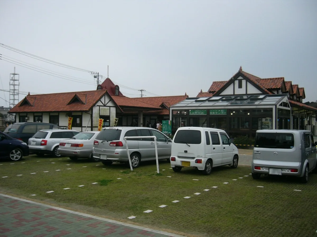千葉県南房総市にある道の駅ローズマリー公園の施設外観