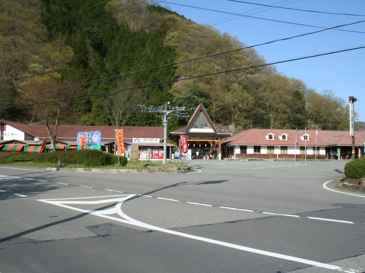 国道312号から見た道の駅あさごの施設外観