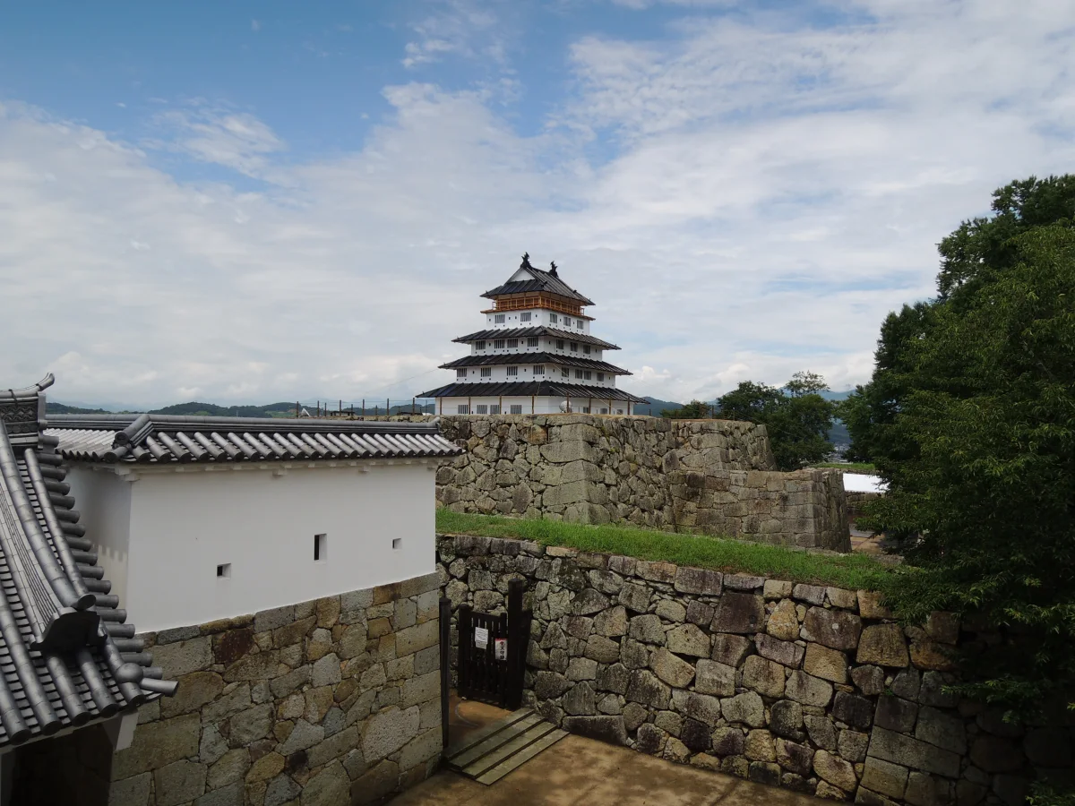 津山城の模擬天守