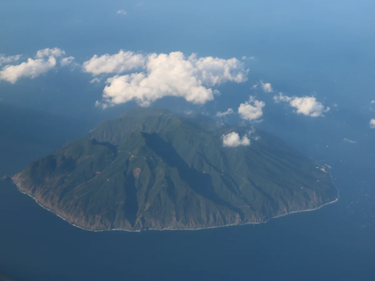 航空機から望む御蔵島
