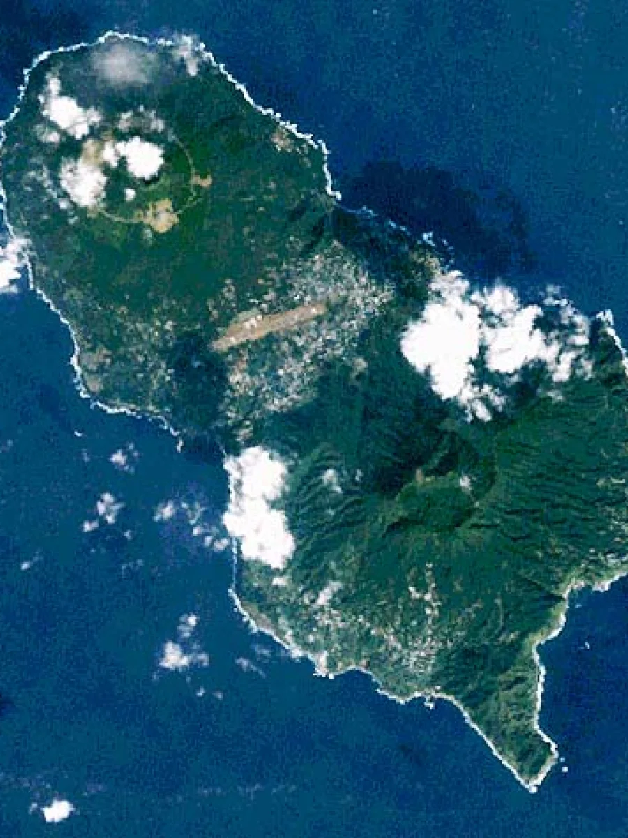 八丈島の衛星画像（Landsat）