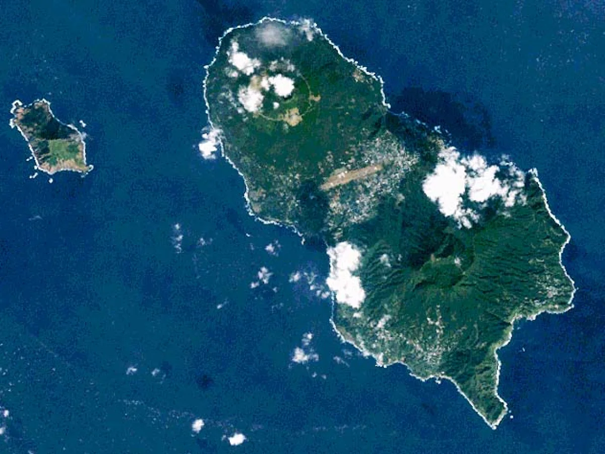 八丈島の衛星画像（Landsat）